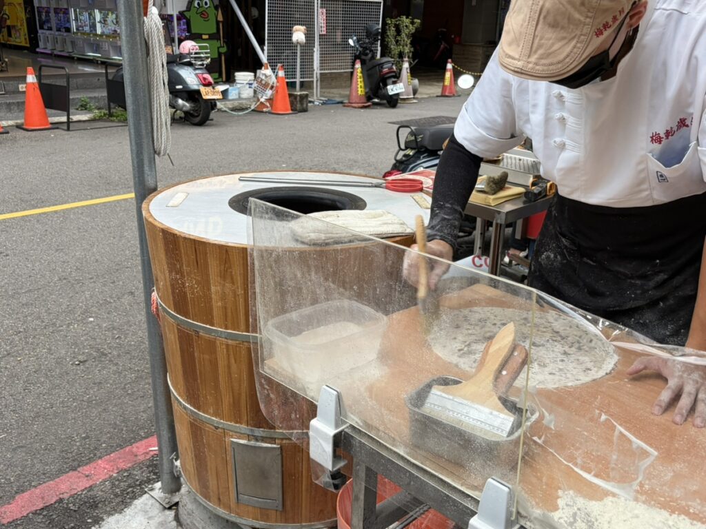 梅乾歲月傳統炭烤爐製作薄餅 梅乾歲月傳統炭烤爐製作薄餅